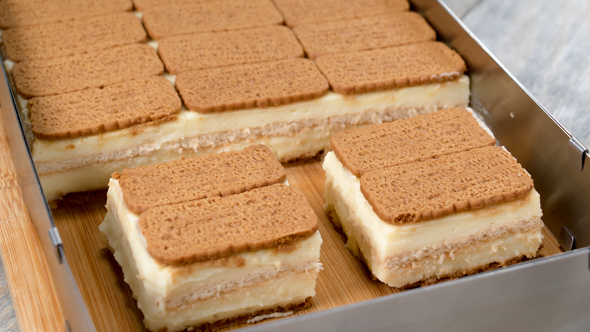 Чизкейк с бананом без выпечки. Торт из печенья без выпечки. Десерт печенье с творогом без выпечки. Торт без выпечки с бананом. Пирожное из печенья без выпечки.